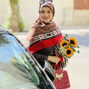 گیس بانو روسری سیا اسکارف گل رز نارنجی