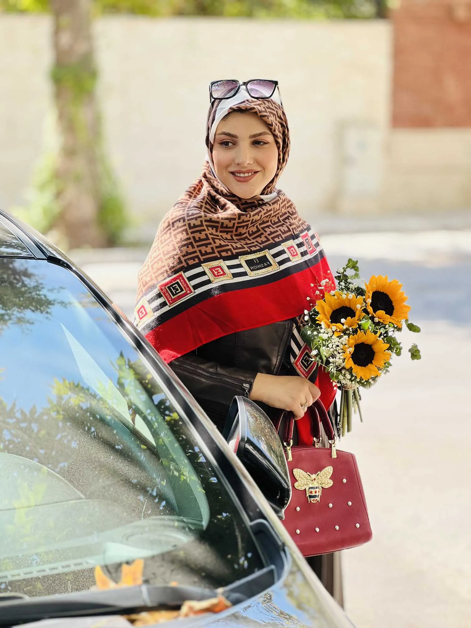 گیس بانو روسری سیا اسکارف فندی